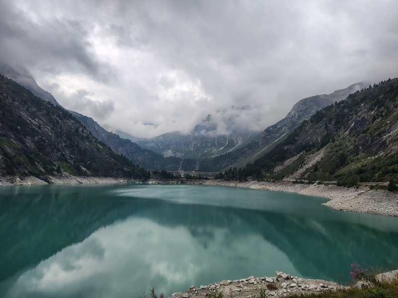 Il lago color smeraldo e i riflessi delle nuvole